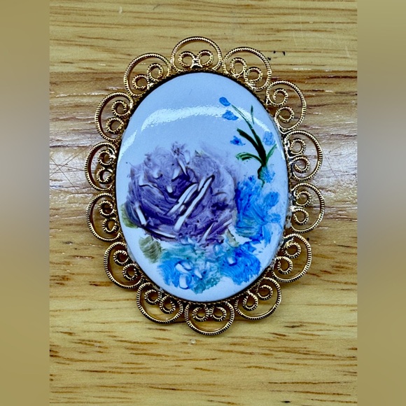 Jewelry - Stunning ceramic Japan Floral Brooch with Gold Filigree